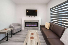 NEW Family 3BR w Yard, Sleeps 8! FREE Banff Pass, Wine, Netflix, Parking! Large Group OPTION!